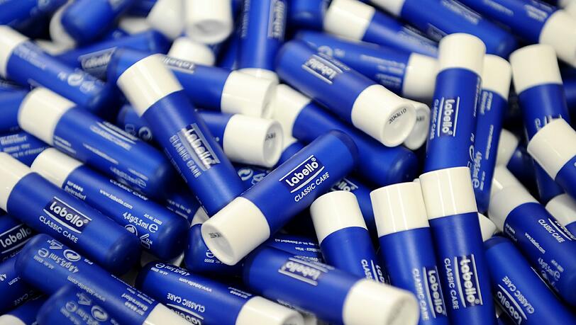 Lippenpflegestifte wie der Marktführer "Labello" können bedenkliche Substanzen enthalten. Lippenpflegestifte wie der Marktführer "Labello" können bedenkliche Substanzen enthalten.