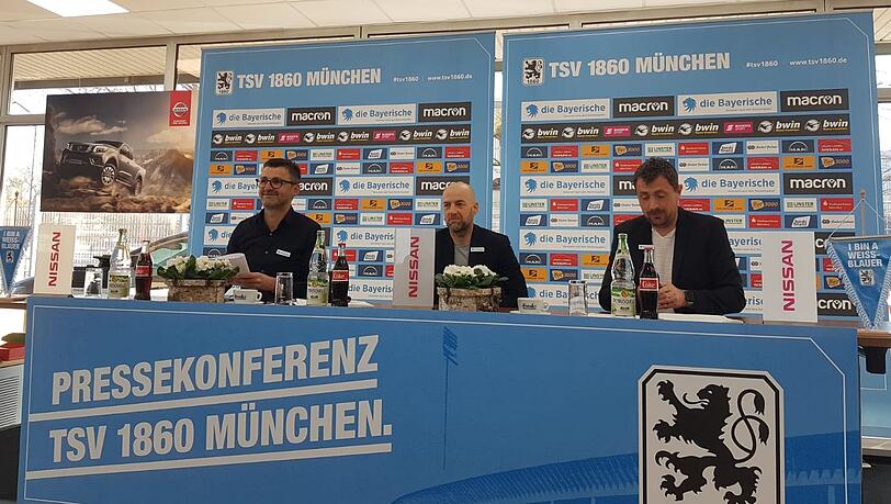 Löwen-Coach Michael Köllner (l.) bekam am Freitag von Nissan seinen neuen Dienstwagen überreicht.
