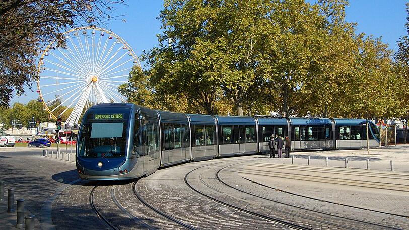 In Bordeaux fährt bereits eine Straßenbahn ohne Oberleitungen.