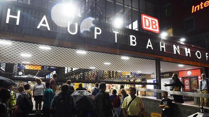 Am Münchner Hauptbahnhof hat ein stark alkoholisierter 23-Jähriger einen Mann mit einer Krücke verprügelt. (Symbolbild)
