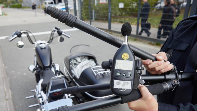 Mit Schallpegelmessgeräten geht die Hamburger Polizei gegen brüllend laute Autos und Motorräder vor. Mit Schallpegelmessgeräten geht die Hamburger Polizei gegen brüllend laute Autos und Motorräder vor.