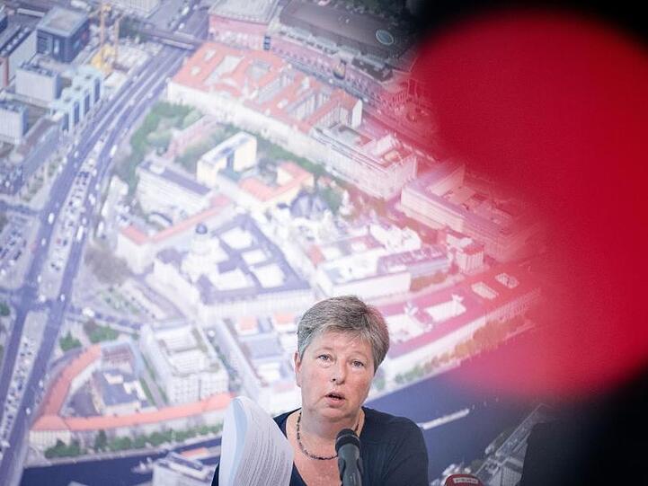 Katrin Lompscher (Die Linke), Berliner Senatorin für Stadtentwicklung und Wohnen: Der geplante Mietendeckel in Berlin wird voraussichtlich weniger Mietsenkungen bringen als zunächst geplant.