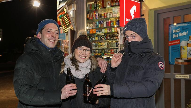Das erste Familientreffen seit Dezember am Kiosk an der Reichenbachbrücke: Julius (38, l.) mit Bruder Cornelius (30) und dessen Freundin Anna (24). Das erste Familientreffen seit Dezember am Kiosk an der Reichenbachbrücke: Julius (38, l.) mit Bruder Cornelius (30) und dessen Freundin Anna (24).