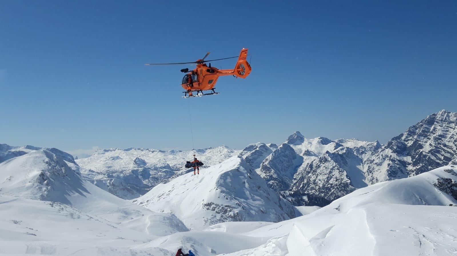 Der Pilot nahm den Verletzten zusammen mit dem Arzt per Winde in den Helikopter auf.