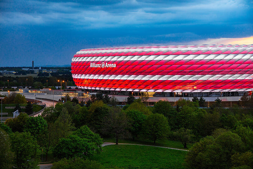 In den kommenden Tagen wird die Allianz Arena abends im Design der neuen Trikots erstrahlen.