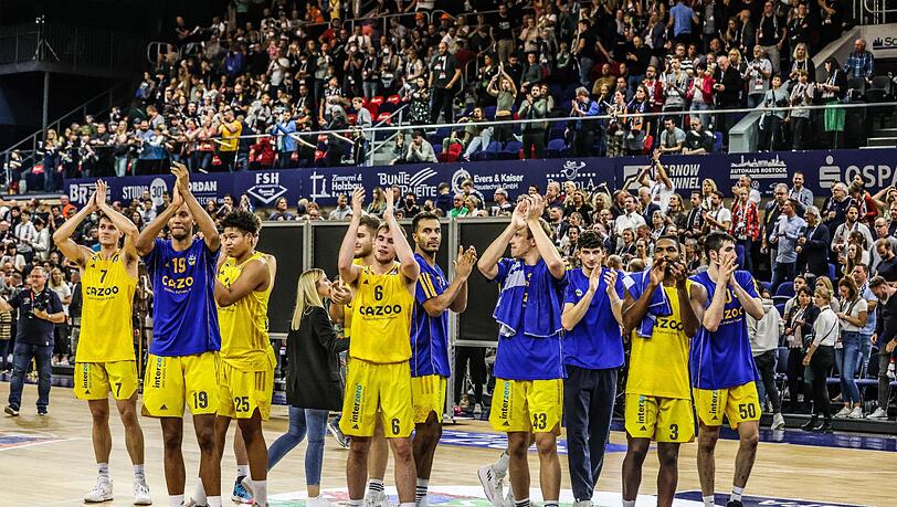 Alba Berlin gewann in Hamburg souverän mit 83:63. Alba Berlin gewann in Hamburg souverän mit 83:63.