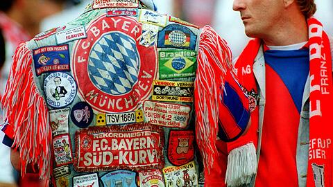 Mit einer Kutte ging es in der Frühzeit der Südkurve ins Olympiastadion.