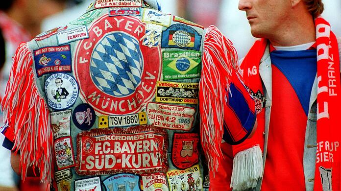 Mit einer Kutte ging es in der Frühzeit der Südkurve ins Olympiastadion.
