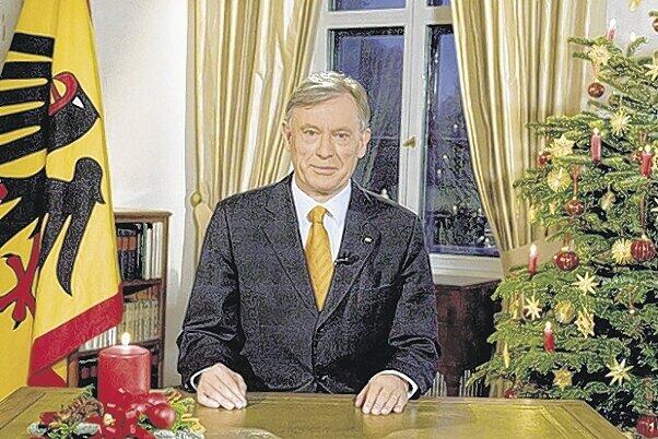 Schön gerade sitzen, gell? Bundespräsident Horst Köhler während seiner Ansprache am weihnachtlich-geschmückten Schreibtisch.