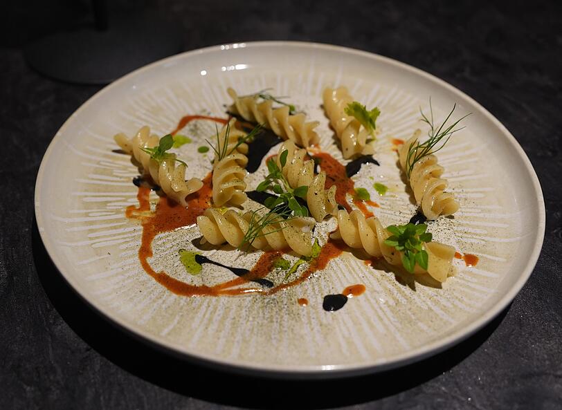 Dritter Gang: Fusilloni in Pfeffer-Mandel-Sauce, Nero di Sepia und mediterraner Fischsauce.