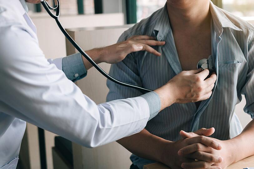 Die in dunkler Schokolade vorkommenden Flavonoide fördern die Durchblutung und können Bluthochdruck entgegenwirken. Sie tragen außerdem dazu bei, dass der Cholesterinspiegel im Gleichgewicht bleibt, was sich positiv auf die allgemeine Herz-Kreislauf-Gesundheit auswirkt. Auch eine vorbeugende Wirkung gegen Krebs wird dunkler Schokolade nachgesagt. Die in dunkler Schokolade vorkommenden Flavonoide fördern die Durchblutung und können Bluthochdruck entgegenwirken. Sie tragen außerdem dazu bei, dass der Cholesterinspiegel im Gleichgewicht bleibt, was sich positiv auf die allgemeine Herz-Kreislauf-Gesundheit auswirkt. Auch eine vorbeugende Wirkung gegen Krebs wird dunkler Schokolade nachgesagt.