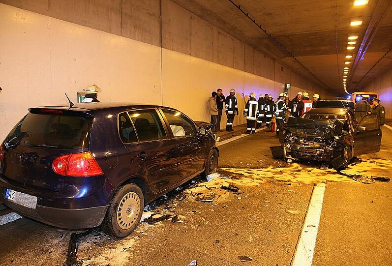 Ein Toter und ein Verletzter  - das ist die traurige Bilanz eines Geisterfahrerunfalls in einem Tunnel der A 94. Zwischen den Anschlussstellen Waldkraiburg und Heldenstein kam es zu dem schweren Crash.