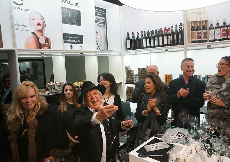 Neue Vinothehk: Rinaldo Talamonti eröffent sein Weinlokal. Mit dabei: Otto Retzer, Ernst Hannawald, Ricky Harris Claudia Carpendale.