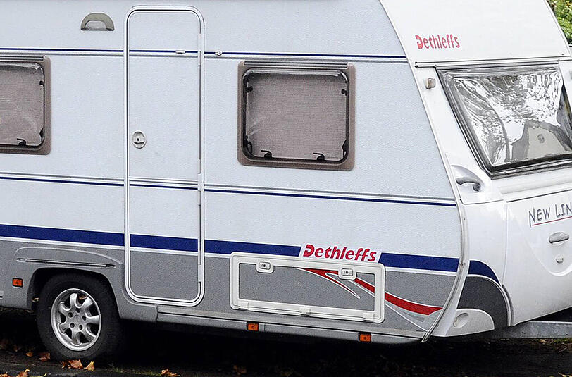 Der Besitzer des Wohnwagens war wenig erfreut über den nächtlichen Besuch. (Symbolbild)