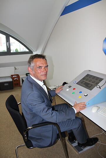Ratgeber-Autor Thomas Wagenpfeil am Reaktionstestgerät.