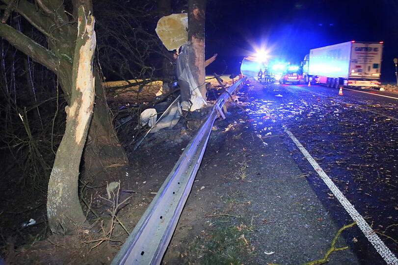 Auf der B12 im Landkreis Mühldrof hat sich am Montagmorgen ein schwerer Lkw-Unfall ereignet.