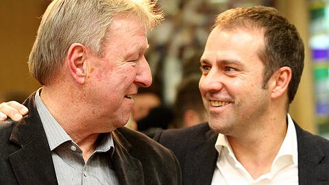 Hansi Flick (r.) neben seinem Interims-Nachfolger Horst Hrubesch.