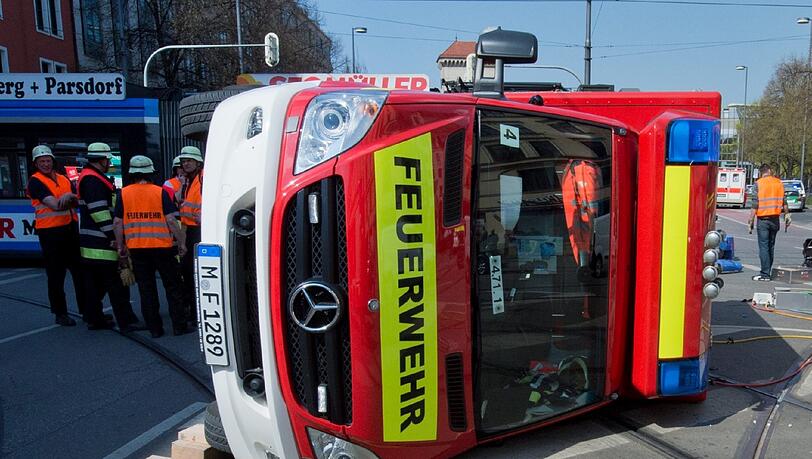 Crash am Isartor: Ein Rettungswagen und eine Trambahn sind ineinander gekracht. Die Bilder... Crash am Isartor: Ein Rettungswagen und eine Trambahn sind ineinander gekracht. Die Bilder...