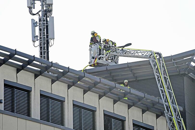 Auf dem Bürogebäude an der Tegernseer Landstraße war ein Feuer ausgebrochen, die Feuerwehr konnte den Brand rasch unter Kontrolle bringen.