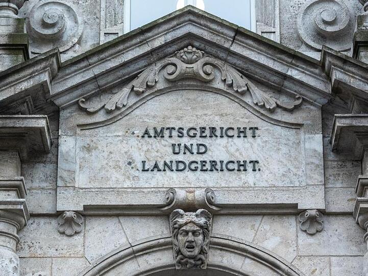 "Amtsgericht und Landgericht" steht an dem Justizgebäude in Regensburg. Foto: Armin Weigel/dpa/Archiv