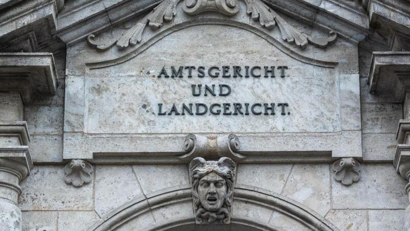 "Amtsgericht und Landgericht" steht an dem Justizgebäude in Regensburg. Foto: Armin Weigel/dpa/Archiv "Amtsgericht und Landgericht" steht an dem Justizgebäude in Regensburg. Foto: Armin Weigel/dpa/Archiv