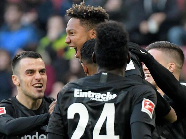Jonathan de Guzman (M) lässt sich nach dem Führungstor feiern.
