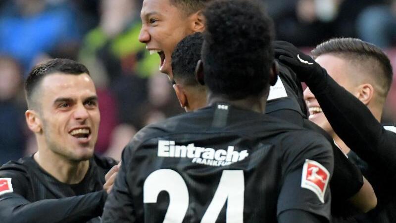 Jonathan de Guzman (M) lässt sich nach dem Führungstor feiern. Jonathan de Guzman (M) lässt sich nach dem Führungstor feiern.