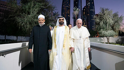 Februar 2019, Abu Dhabi: Scheich Ahmed al-Tajjib, Großimam der Al-Azhar-Universität in Kairo mit dem Premierminister der Vereinigten Arabischen Emirate, Scheich Muhammad bin Raschid Al Maktum und Papst Franziskus. Es ist der erste päpstliche Besuch auf der Arabischen Halbinsel.