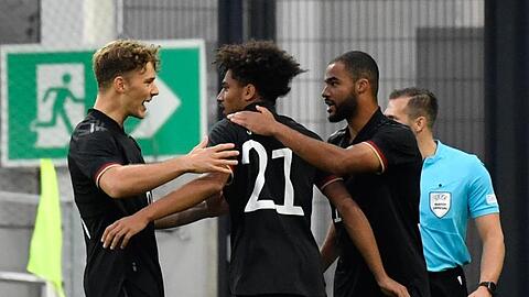 Torschütze Kevin Schade (M) feiert mit seinen Teamkameraden die 1:0-Führung gegen Ungarn.