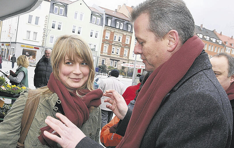 &bdquo;Ganz nett&ldquo; fand Pavla Kuchlerova (25, li.) sowohl den Schal als auch Oberbürgermeister Ulrich Maly (r.) bei seinem Wahkampfauftakt. Nur der Schal war etwas zu kurz.Foto: bayernpress