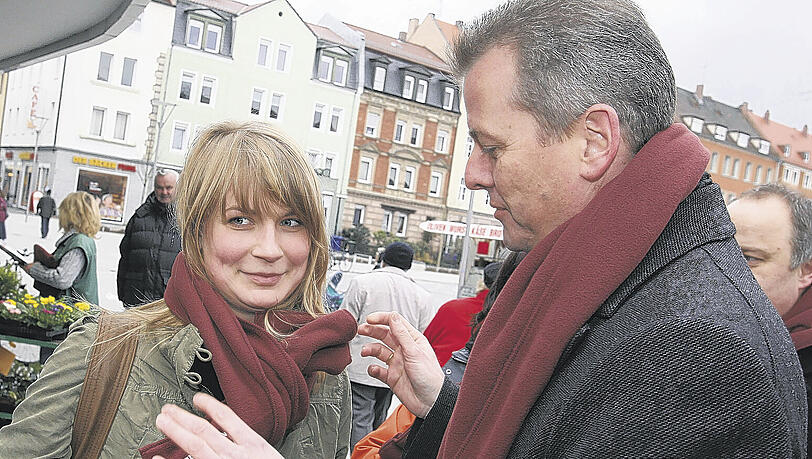 „Ganz nett“ fand Pavla Kuchlerova (25, li.) sowohl den Schal als auch Oberbürgermeister Ulrich Maly (r.) bei seinem Wahkampfauftakt. Nur der Schal war etwas zu kurz.Foto: bayernpress „Ganz nett“ fand Pavla Kuchlerova (25, li.) sowohl den Schal als auch Oberbürgermeister Ulrich Maly (r.) bei seinem Wahkampfauftakt. Nur der Schal war etwas zu kurz.Foto: bayernpress