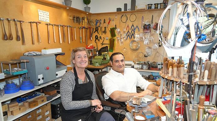 Zwischen Hammern und Feilen: Anja Kuse und ihr Mitarbeiter Hassan Akbar sitzen an der Werkbank in ihrem Goldschmied-Atelier, hier arbeiten sie schon seit vier Jahren zusammen. Für Hassan Akbar ist damit ein Traum in Erfüllung gegangen, denn nachdem er aus Libyen geflohen ist, suchte er lange nach einer Stelle als Goldschmied.