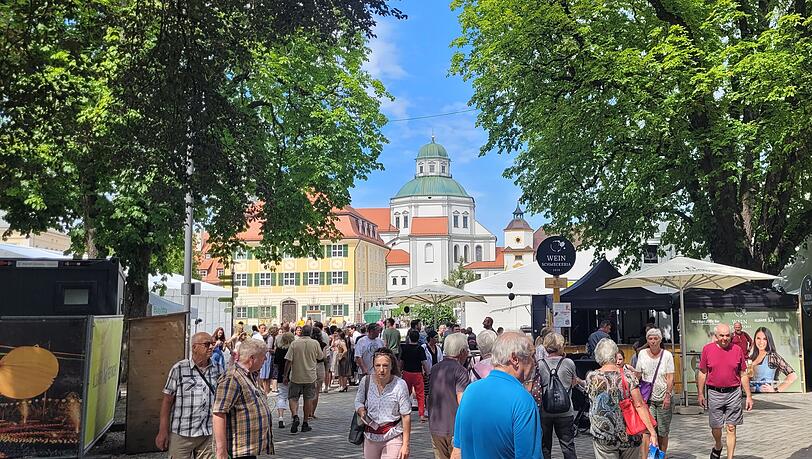 Schattig und übersichtlich: Das Gelände für die fünfte Allgäuer Jahreszeit liegt mitten in der Stadt – mit dem Bus in wenigen Minuten vom Bahnhof Kempten zu erreichen. Schattig und übersichtlich: Das Gelände für die fünfte Allgäuer Jahreszeit liegt mitten in der Stadt – mit dem Bus in wenigen Minuten vom Bahnhof Kempten zu erreichen.