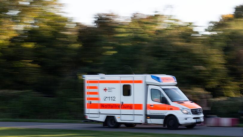 Ein Rettungswagen fährt zu einem Einsatz.