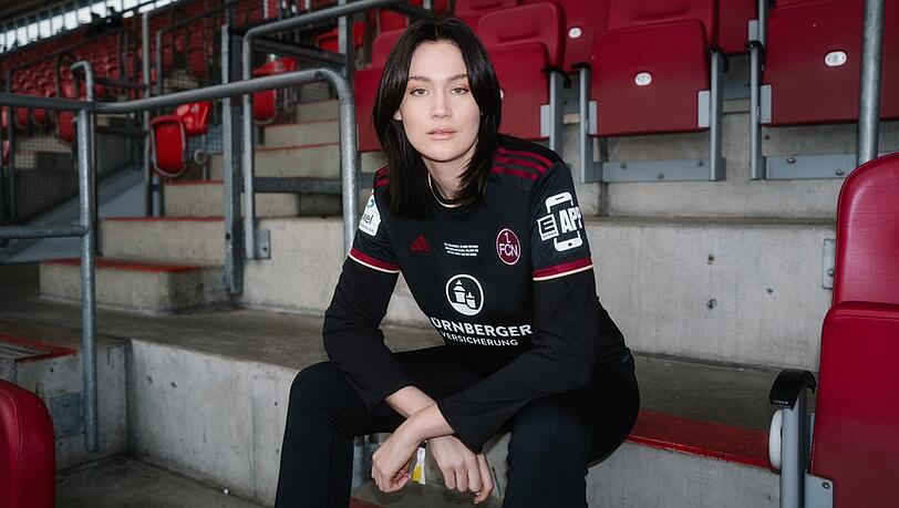 Gloria-Sophie Burkandt im Stadion des 1. FC Nürnberg.