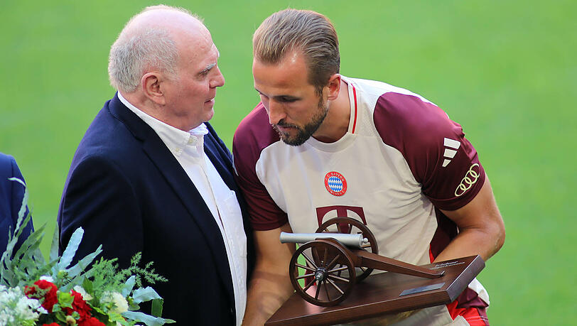 Zwei Stürmer unter sich: Bayern-Ehrenpräsident Uli Hoeneß und Harry Kane (r.).