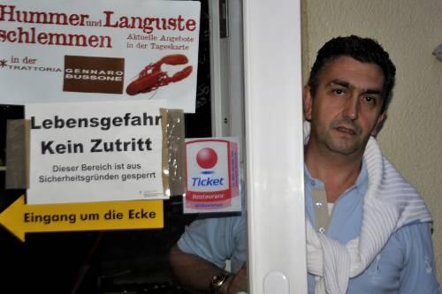 Gennaro Bussone vor seiner Trattoria, kurz nach der Räumung durch die Lokalbaukommission.