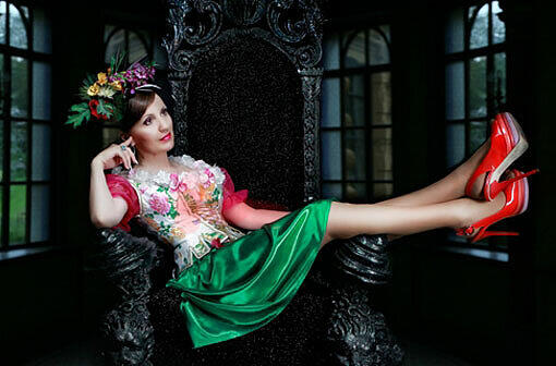 Das Dirndl im 21. Jahrhundert: Die Kreationen von Angelika Zwerenz sind sexy, schrill und opulent. Sehen Sie die DIRNDLPUNK-Mode in der Bilderstrecke.
