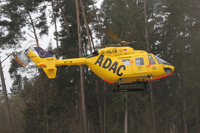 Schwerer Unfall am Werstoffhof: Als eine Mitarbeiterin das Tor von innen öffnen will, fährt ein Autofahrer von außen dagegen. Er hat das Gaspedal seines Automatik-Autos mit der Bremse verwechselt. Die 45-Jährige wird schwer verletzt.