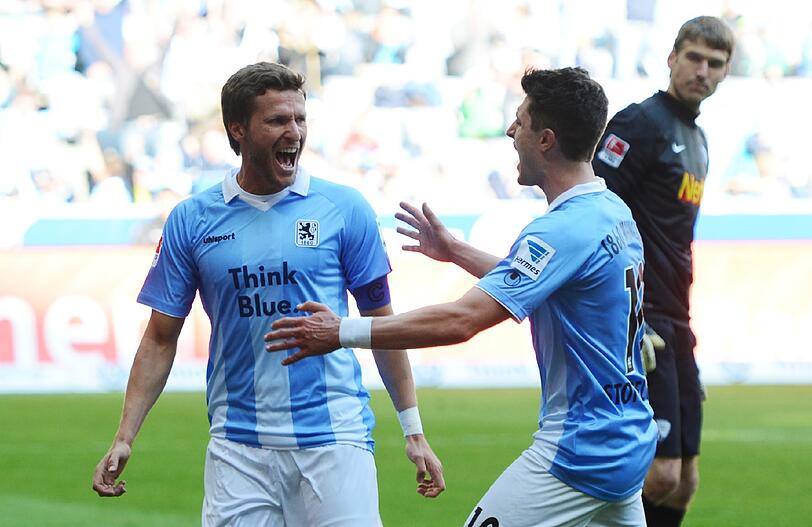 Benny Lauth jubelt über sein 2:0 gegen den VfL Bochum. Ein Abschiedstor im letzten Heimspiel für die Löwen.