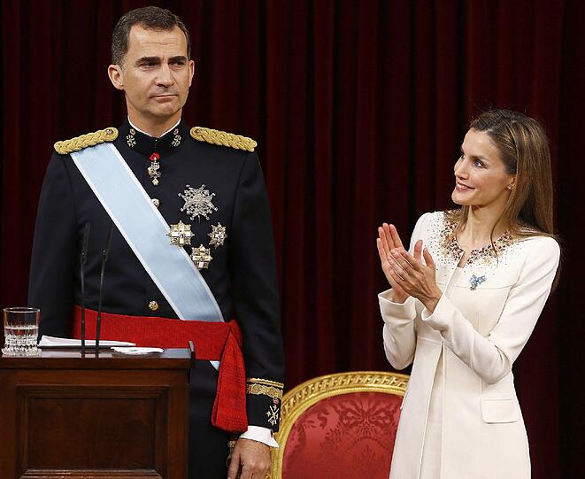 König Felipe VI. vertreibt Trauer über König Fußball - Zehntausende jubeln in Madrid ihrem neuen Monarchen zu. Die Bilder.