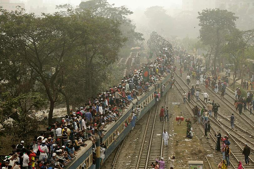 In Bangladesch findet derzeit die zweitgrößte muslimische Wallfahrt nach der Hadsch statt. Bei der Biswa Ijtema strömen tausende Gläubige ins Land - und fahren wie hier gerne auch in restlos überfüllten Zügen.