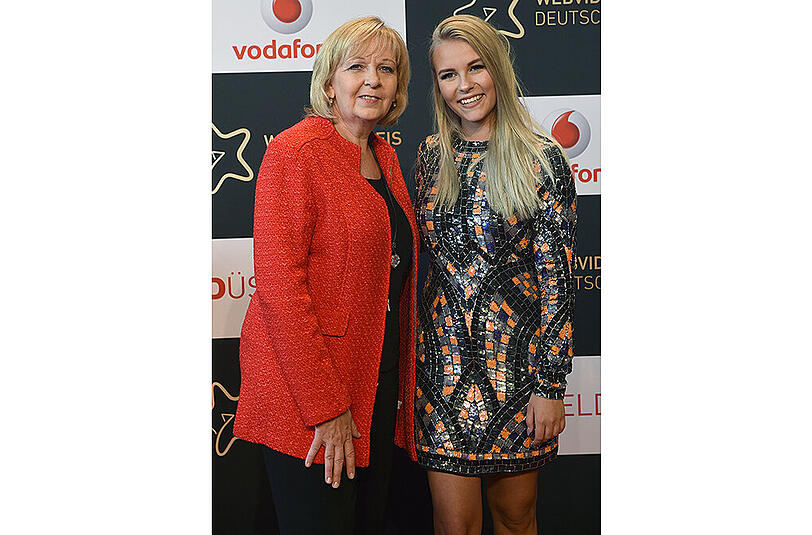 Auch die nordrhein-westfälische Ministerpräsidentin Hannelore Kraft (l, SPD) holte sich ein Bild mit Youtuberin Dagi Bee.