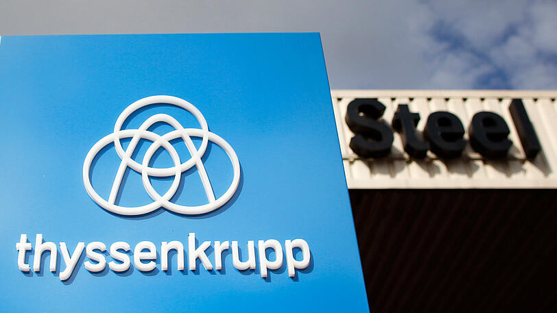 Schild "thyssenkrupp" vor der Werkszufahrt beim Stahlwerk von Thyssenkrupp.