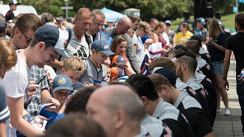 Fan-Fest für die Anhänger des EHC München bei sommerlichen Temperaturen - die Bilder von der Saisoneröffnung.