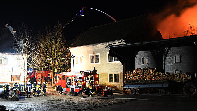 Die Bilder vom Feuerwehreinsatz in Vilsbiburg, bei dem ein Sägewerk komplett abgebrannt ist.