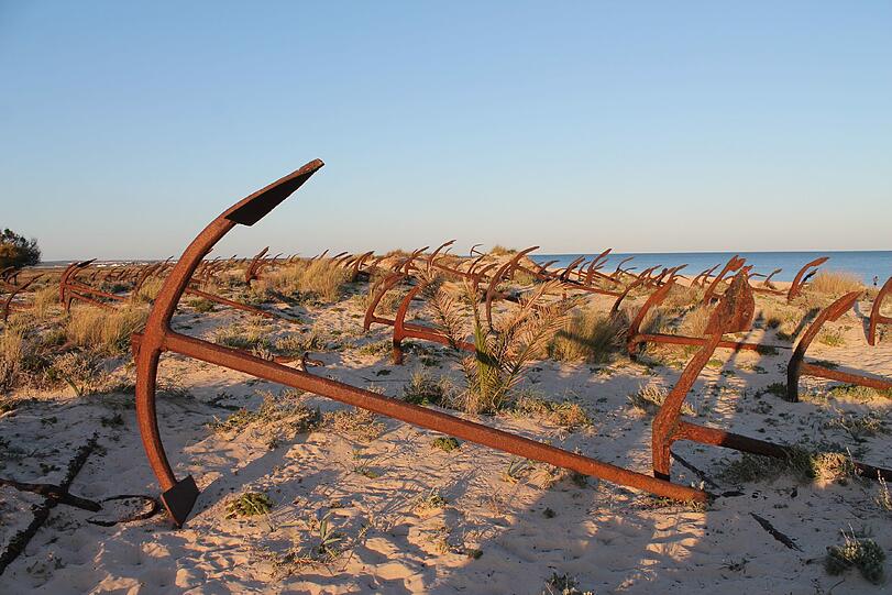 Erinnerung an die Thunfisch-Fischer: Friedhof der Anker am Strand Barril