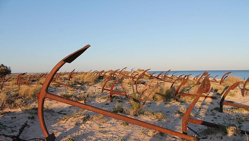 Erinnerung an die Thunfisch-Fischer: Friedhof der Anker am Strand Barril Erinnerung an die Thunfisch-Fischer: Friedhof der Anker am Strand Barril