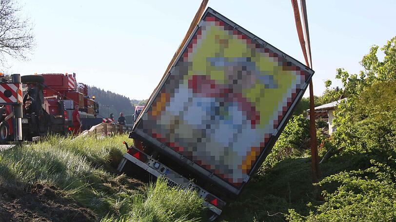 Durch eine Niesattacke ist der Fahrer dieses LKWs von der Straße abgekommen und in einen Graben gestürzt.