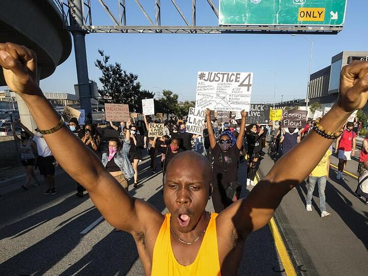 Demonstranten fordern Gerechtigkeit für den Tod des Afroamerikaners ein.